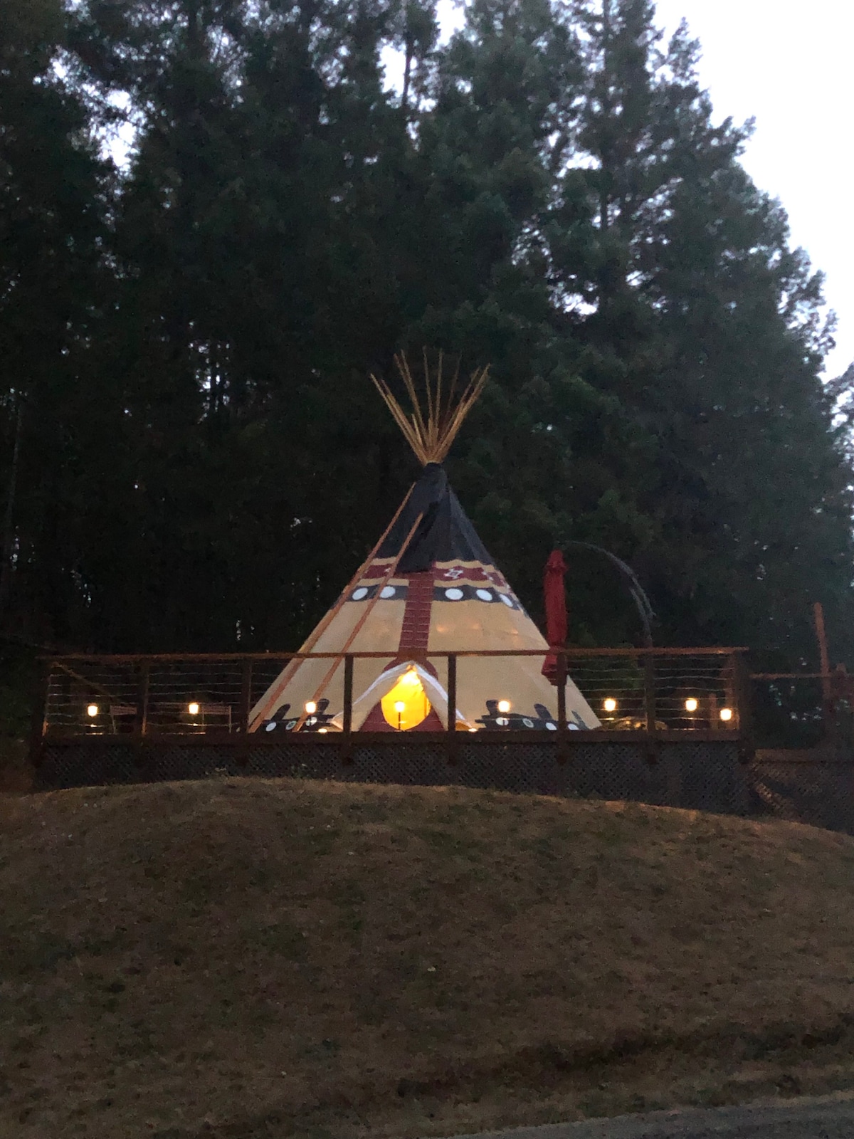 22英尺仪式豪华印第安帐篷，可欣赏池塘景观