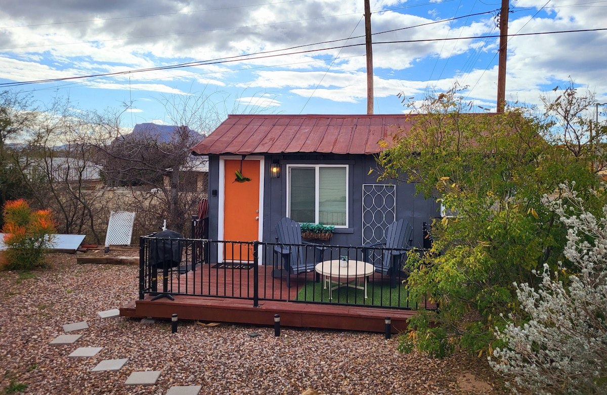 Cozy Bungalow w/mtn. views & near Main St.