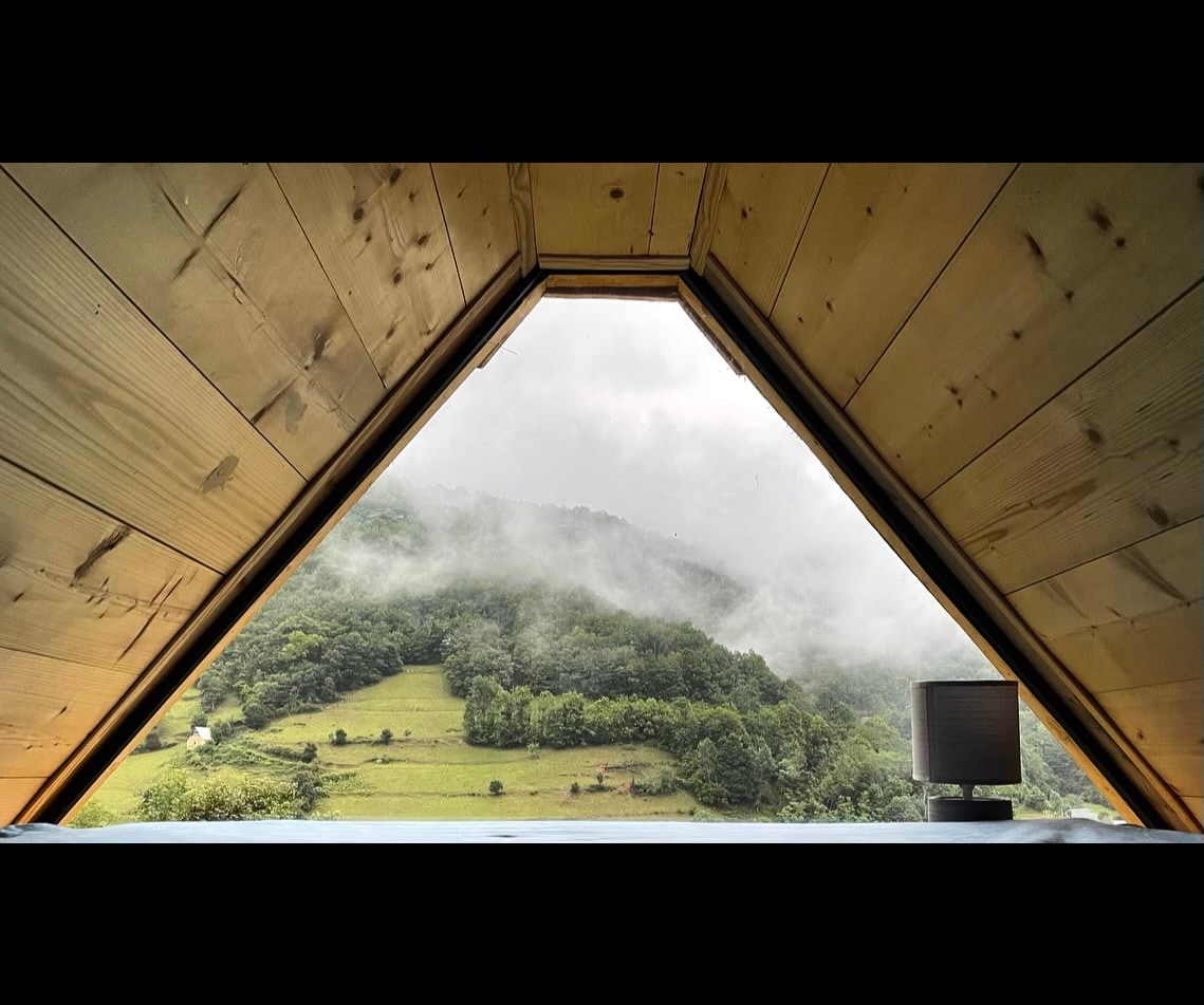 位于Aucès农场的小屋，全景