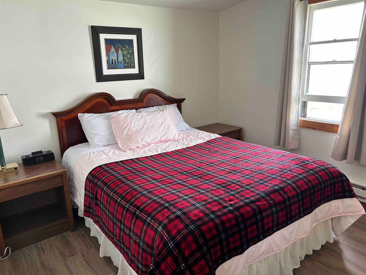 Yellow House ： Comfy Stay by Ferry in St. Ignace ！
