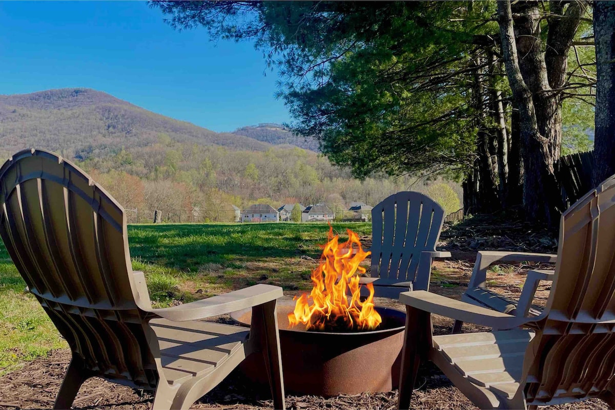 Spacious & Modern Mountain View Cottage