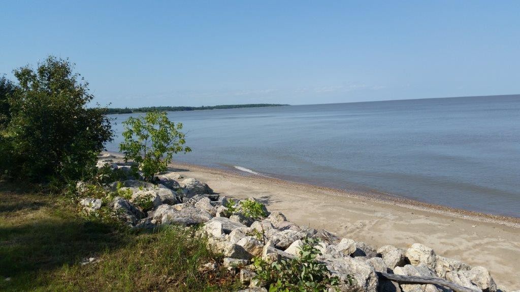Gimli - Furnished, private lakefront home.