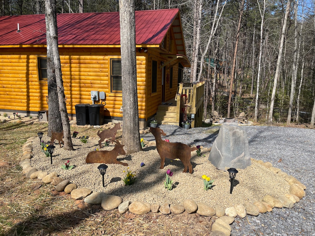 The Lazy Goat Cabin:HotTub, Grill, Fire Pit, Wi-fi