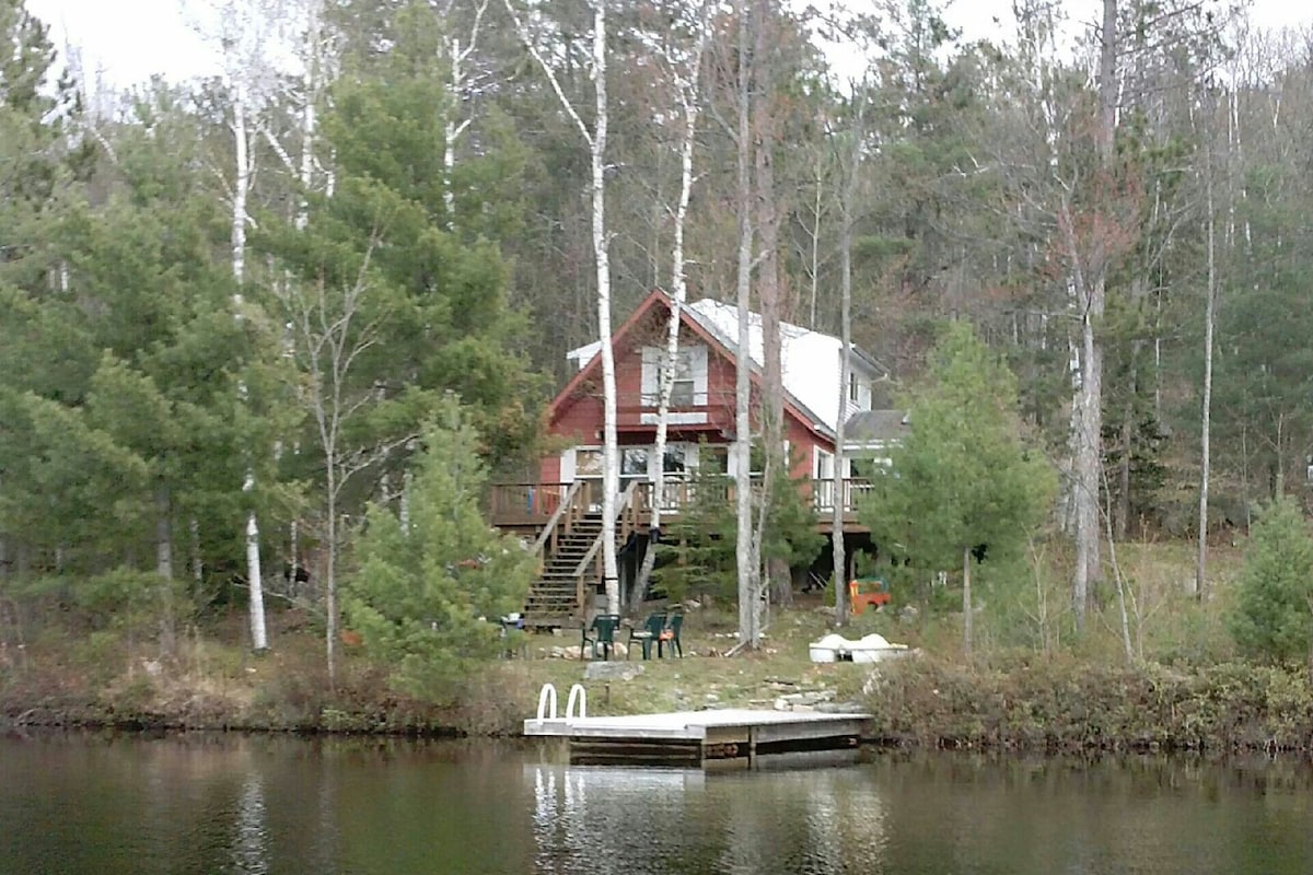 阿尔冈昆公园（ Algonquin Park ）旁的私人小屋。