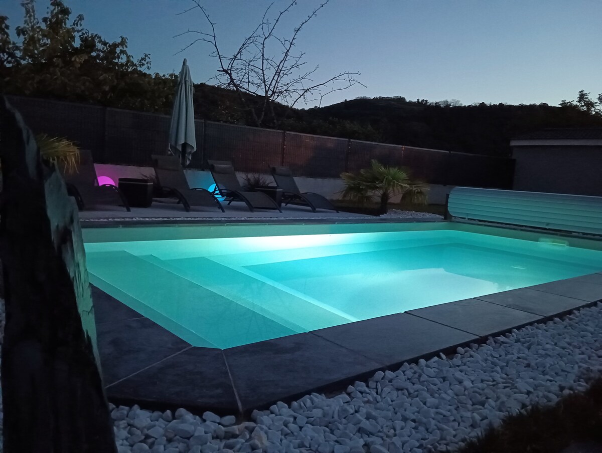 位于Via Rhôna边缘的私人套房，设有游泳池。