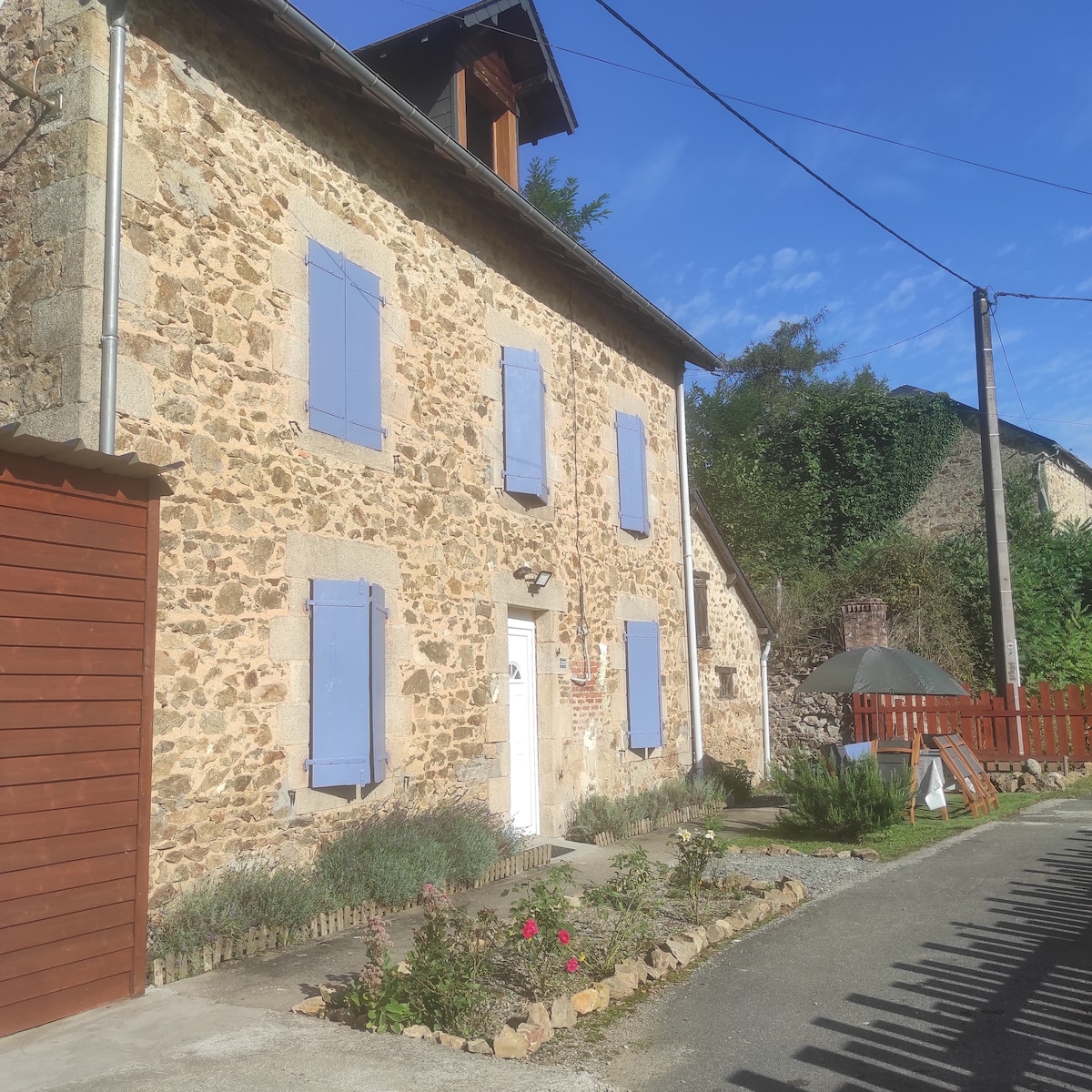 Maison Corrézienne avec jolie vue sur le Mont Cé