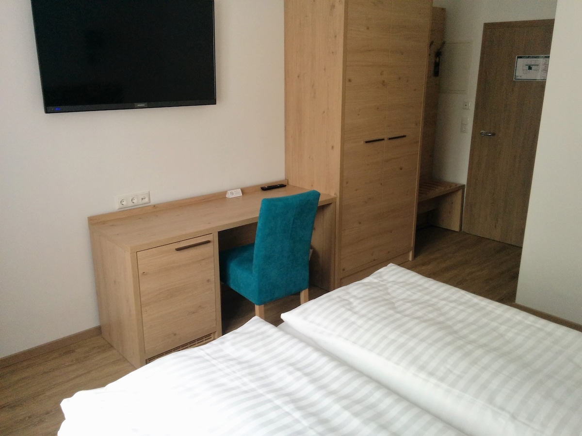 斯塔特维拉中央酒店（ Schweinfurt ） ，双人标准房间，配有双人床和独立卫生间