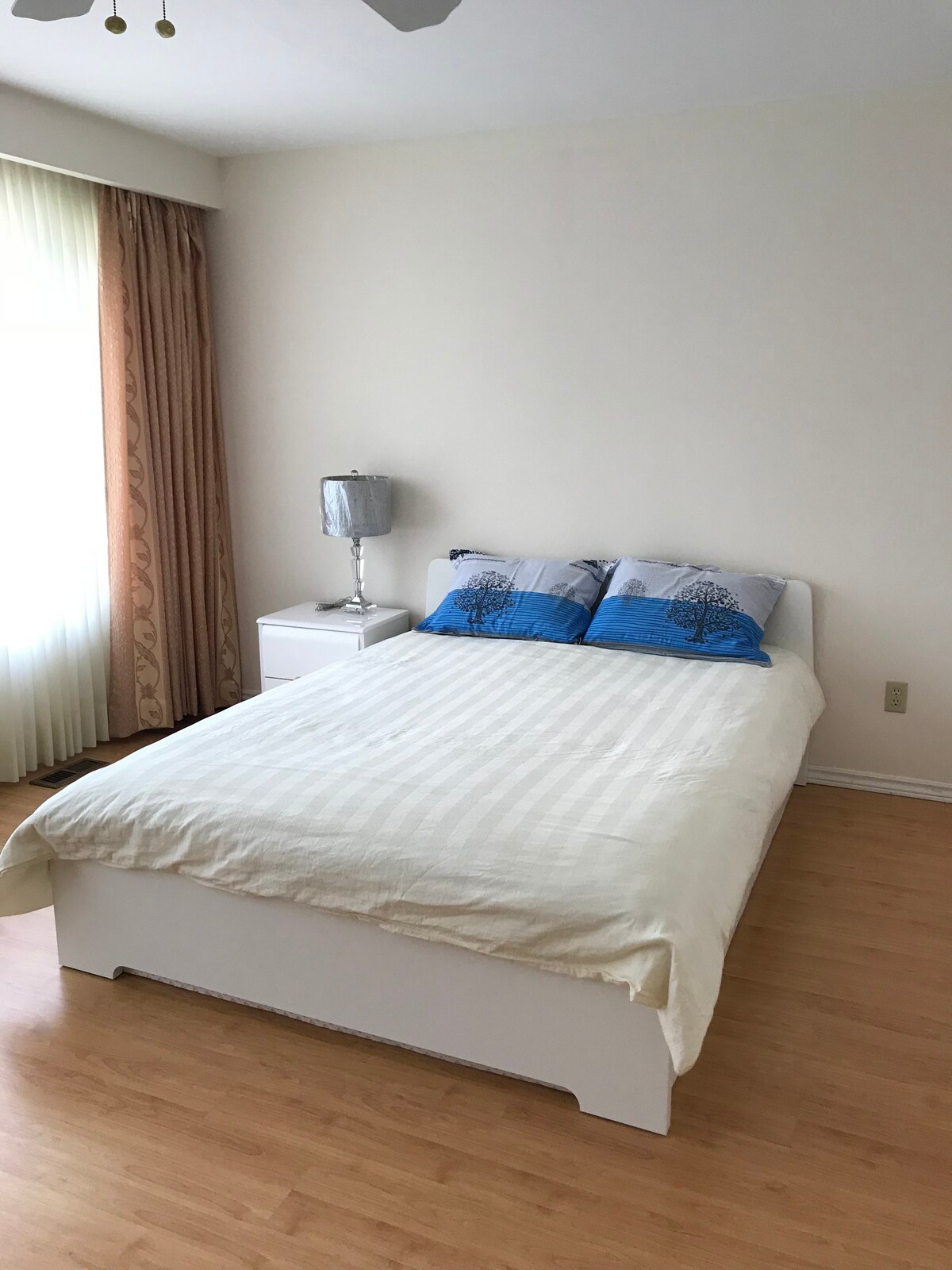 North York Queen bed &parking Room A