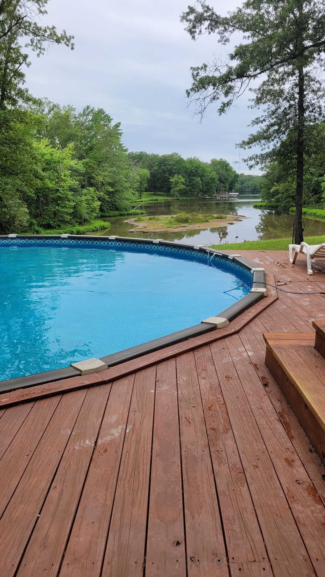 中央湖畔带泳池的私人小木屋，可容纳12人。