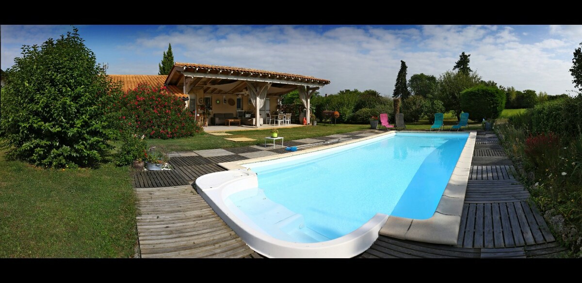 Maison avec piscine au calme.