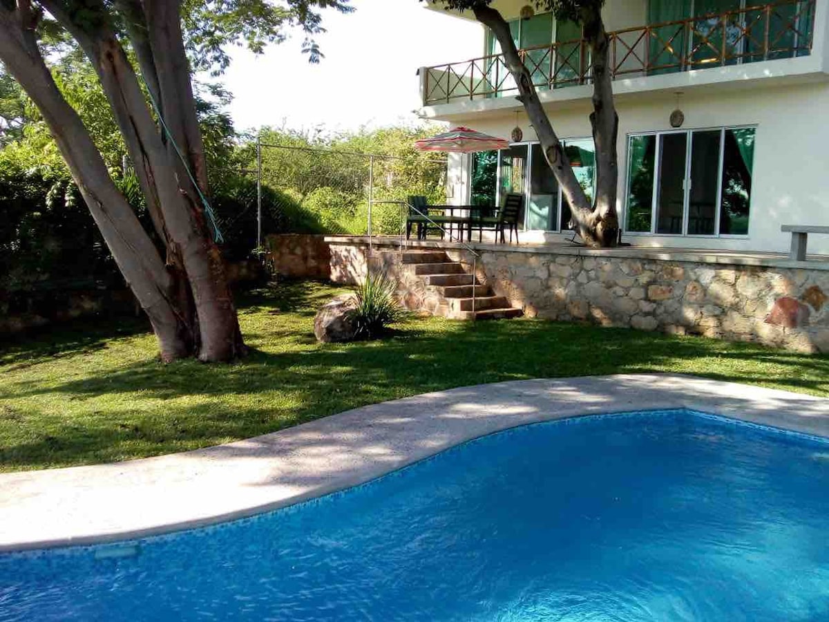 Casa la Parota ，游泳池、花园和湖景