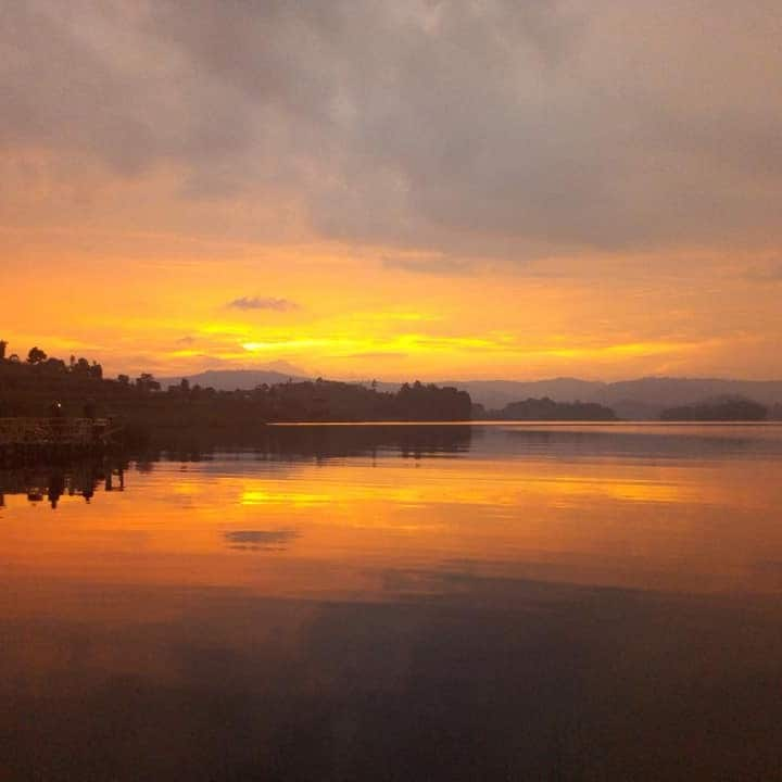 布尼奥尼湖岩度假村