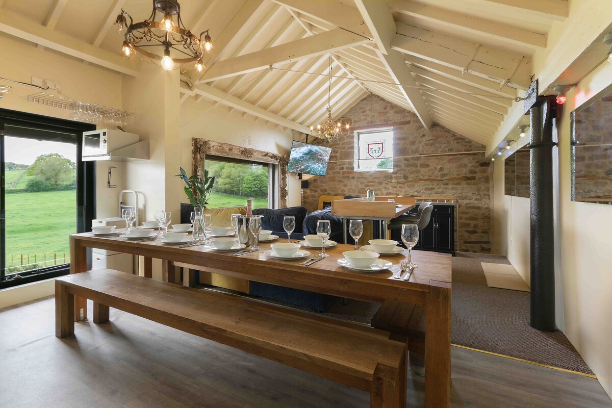 Peak District~6 Bed Barn~ Hot Tub~Pool