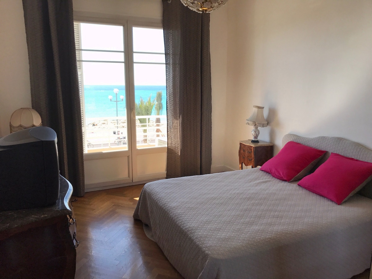 4-6号公寓，可欣赏盎格鲁海长廊（ Promenade des Anglais Sea ）的景观
