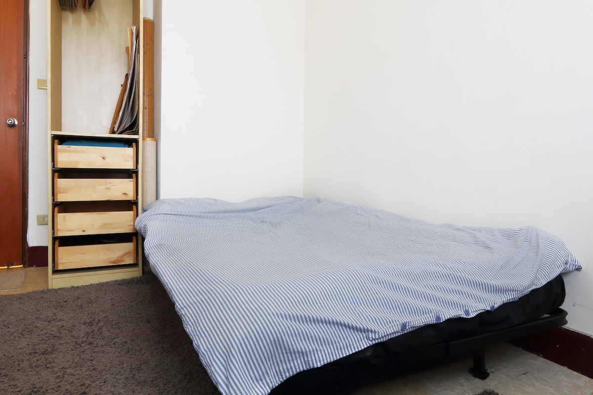 A quiet large bed designer yoga teacher apartment