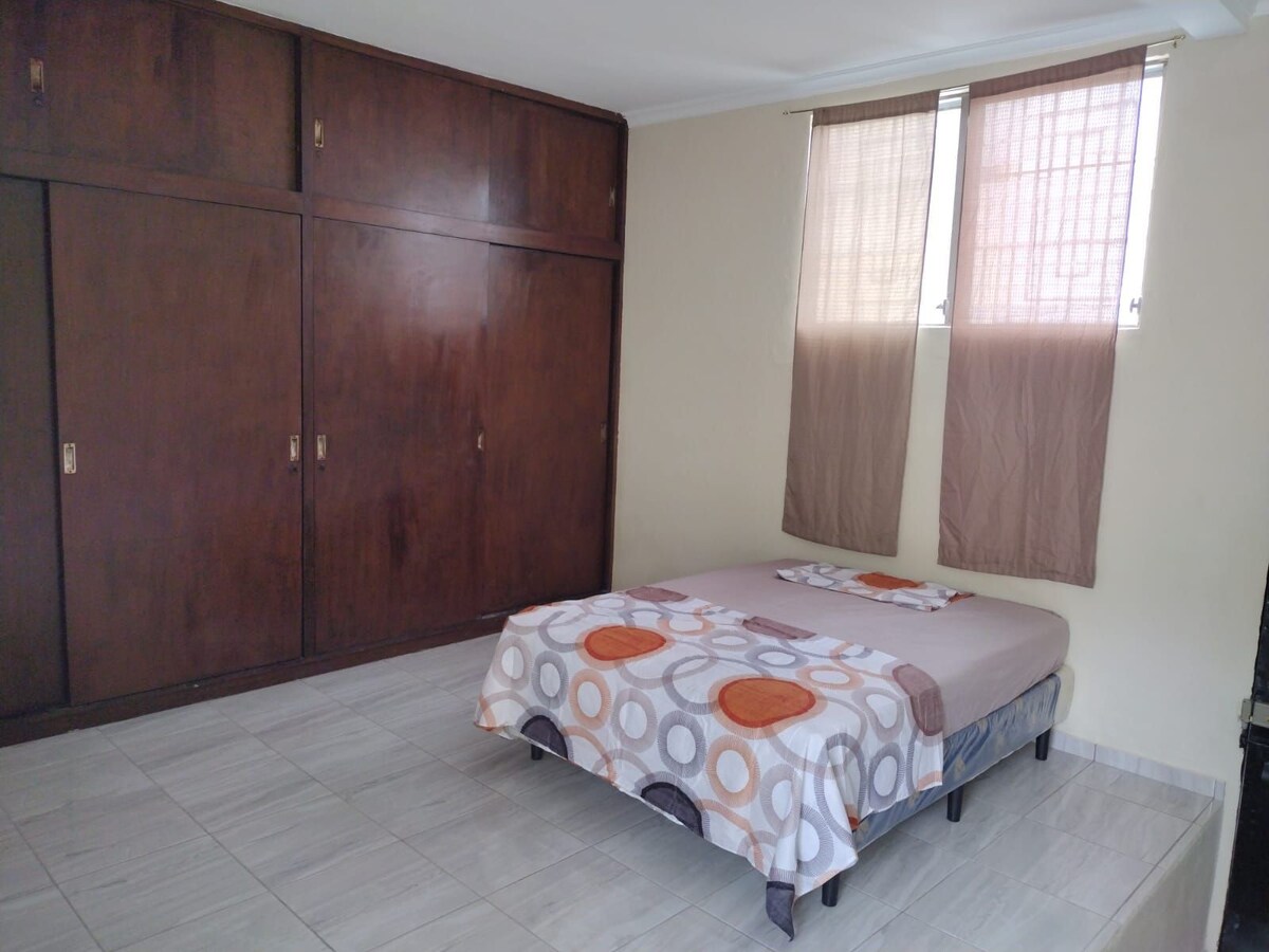 Se alquila habitación amueblada