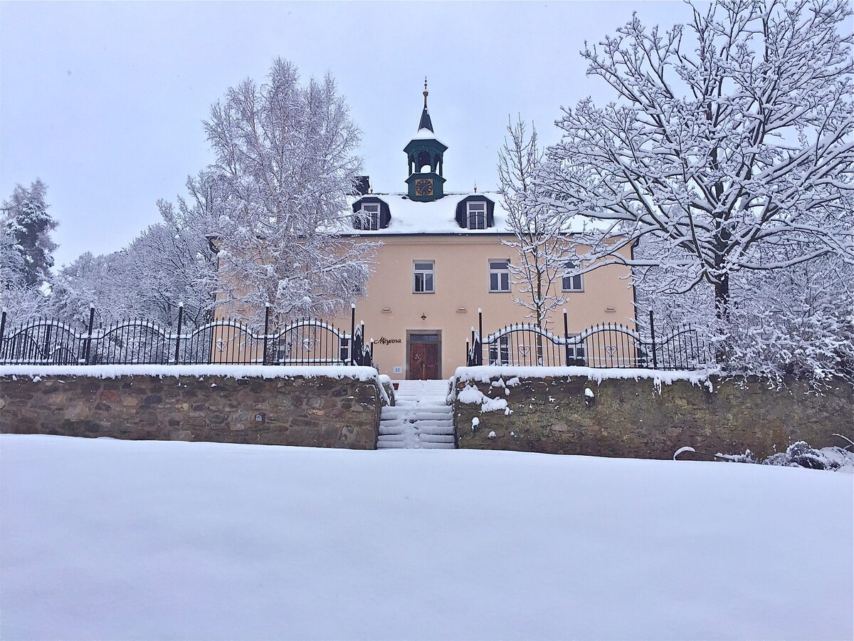 梅亚纳湖庄园(Méyana Lake Manor)