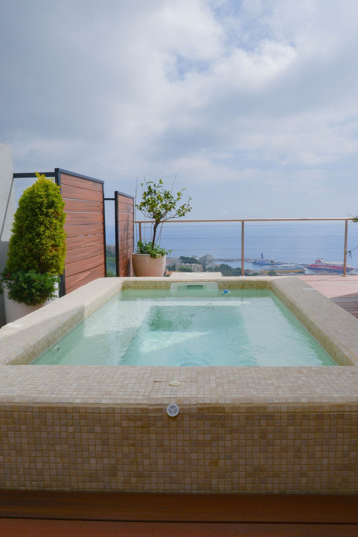 MAISON JACUZZI FACE A LA MER