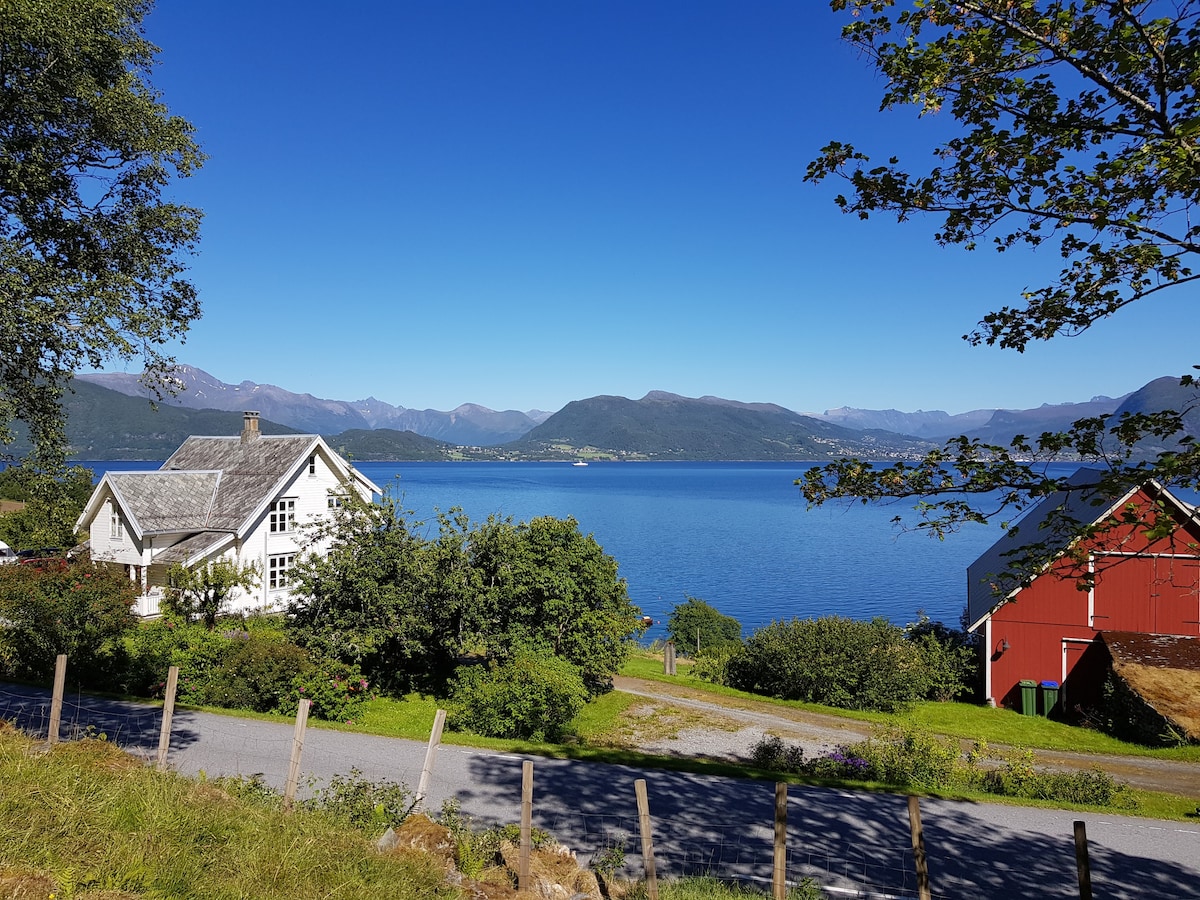 Irenegarden - Fjord view holiday home