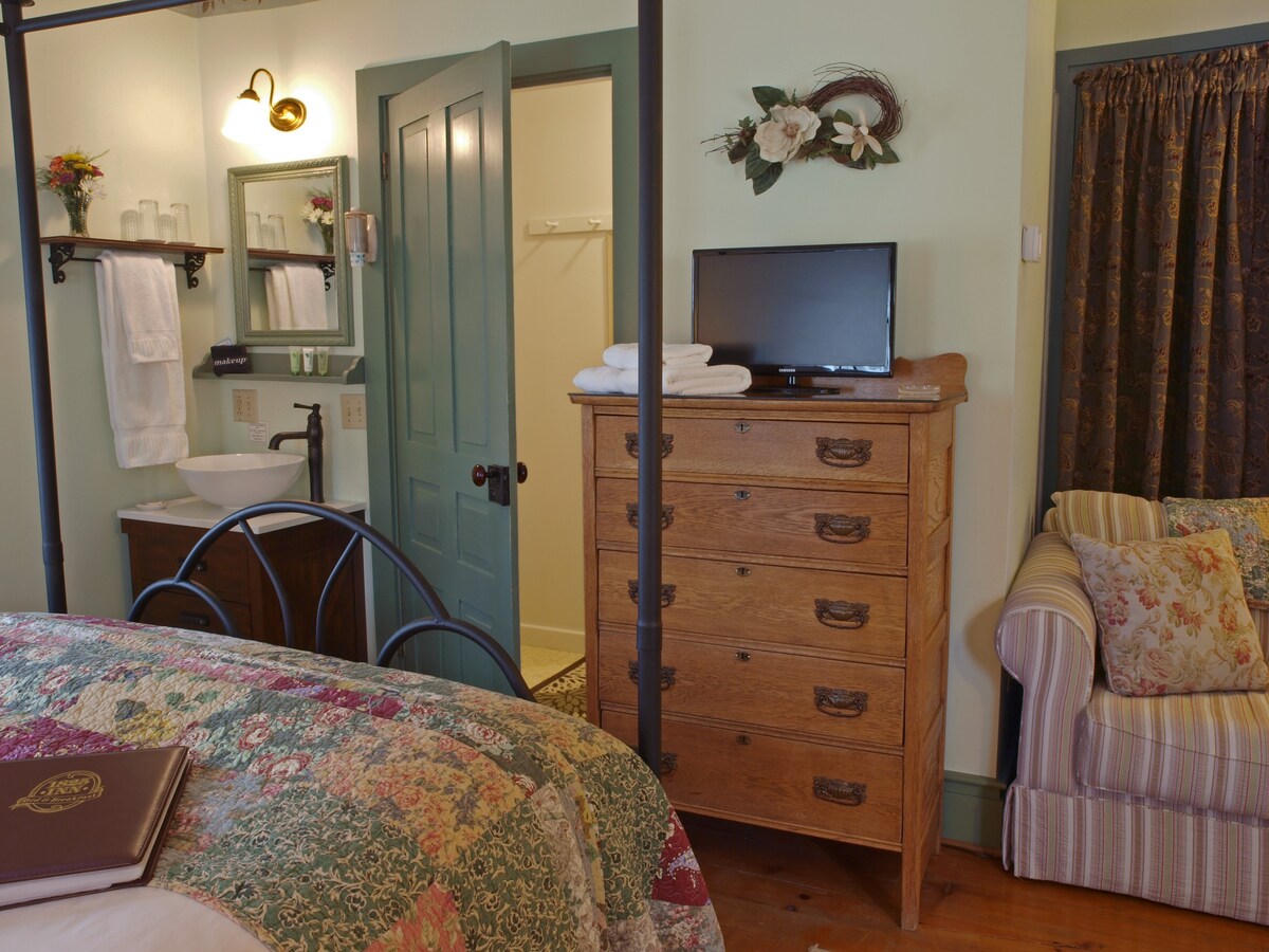 1825 Inn Bed & Breakfast Magnolia Room