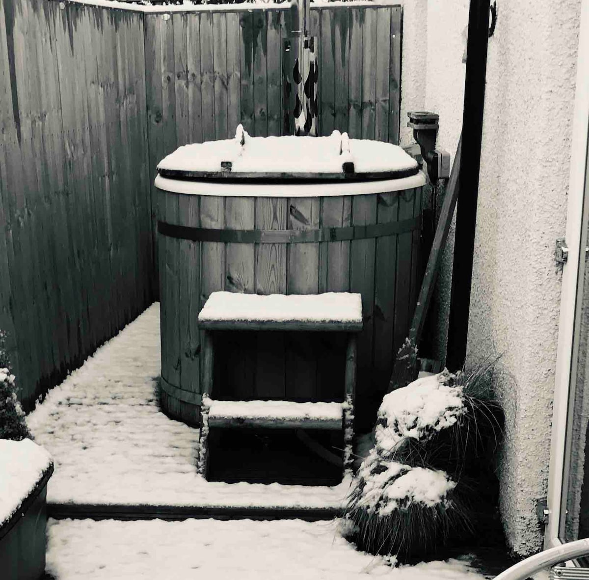 时尚乡村小屋，配备木柴火热水浴缸
