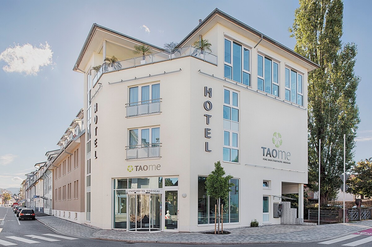 TAOme Feng Shui Stadthotel Breisgau ， （ Emmendingen ） ，带法式阳台的小套房， 29平方米，最多可容纳3人