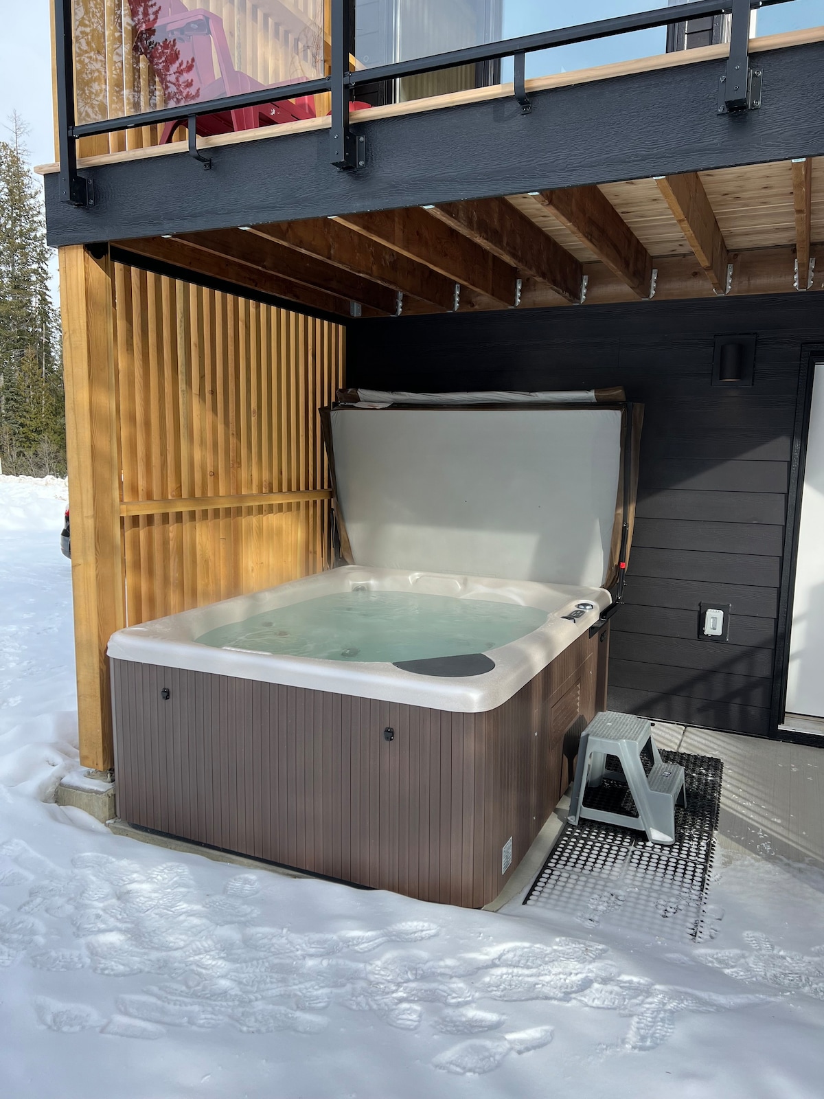 Brand-new ski-in apartment | Private hot tub | AC