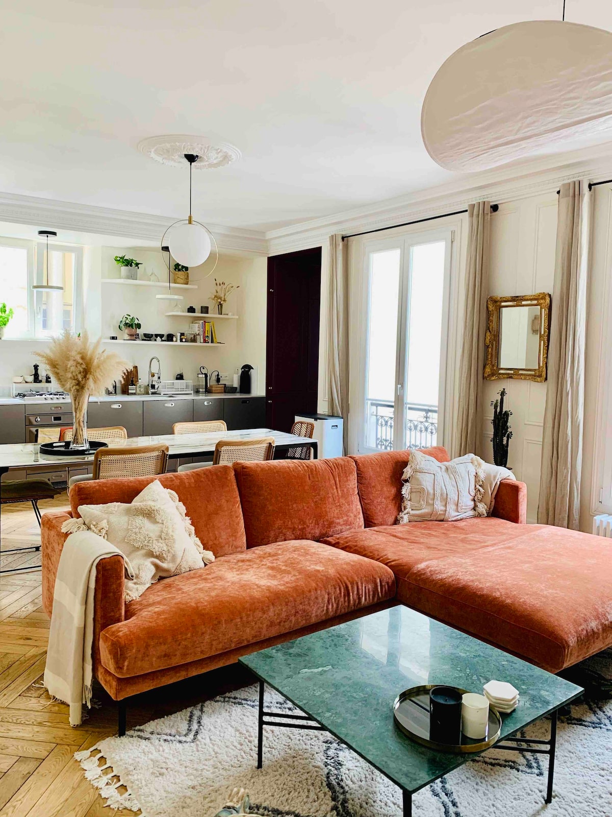 Quiet and comfortable bedroom in Montmartre