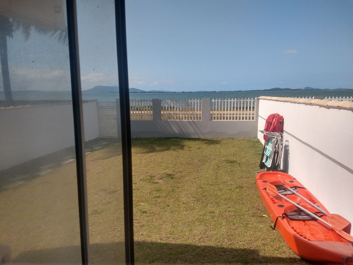 房源位于菲盖拉泻湖（ Figueira Lagoon ） ，配有空调、电视、天空、皮划艇。