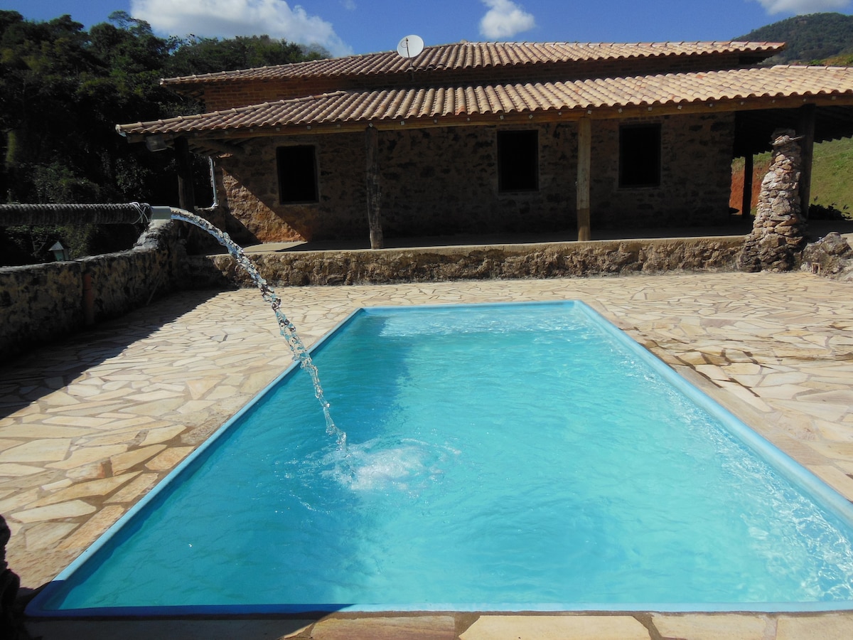 Casa de Pedra-Socorro-WIFI和游泳池，带太阳能水电