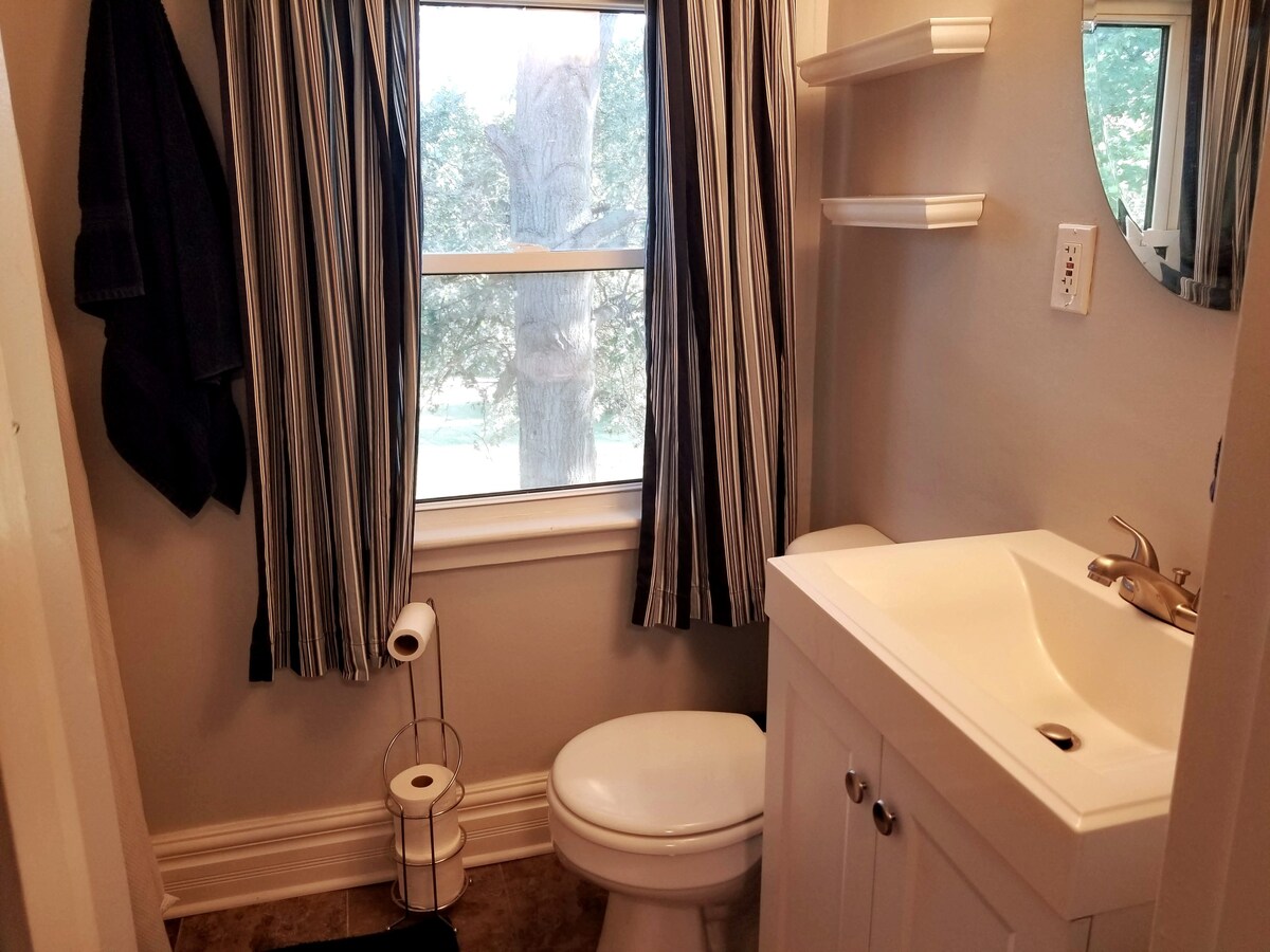 Cozy St. Louis Bungalow Room 2 (9 mins to Airport)