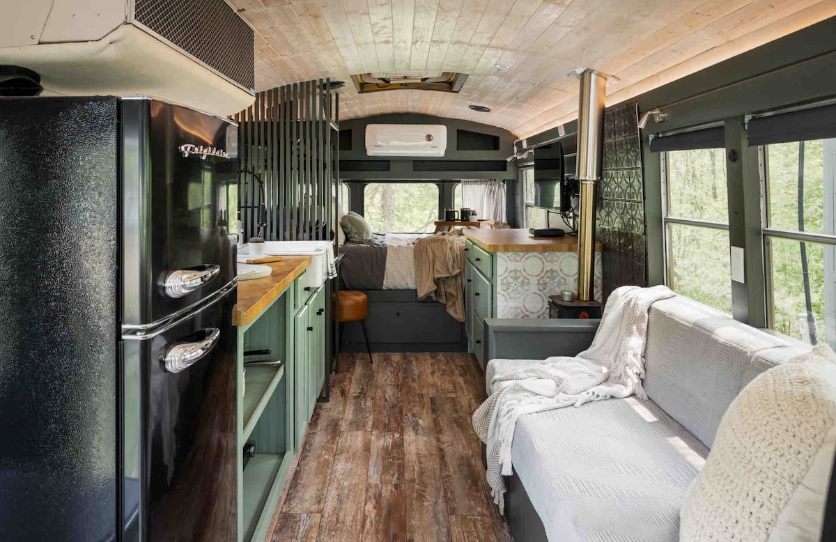 The Rolling Retreat - Glamping in a Skoolie