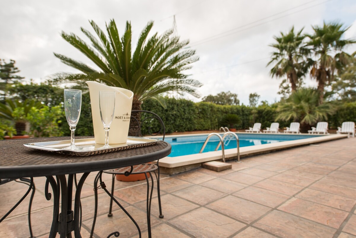 Green Country House Garden and Pool