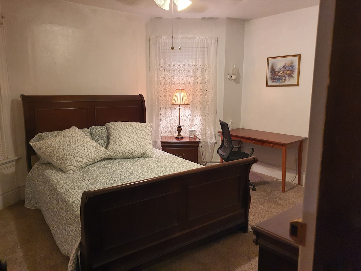 宽敞的卧室，位于历史悠久的北区房源