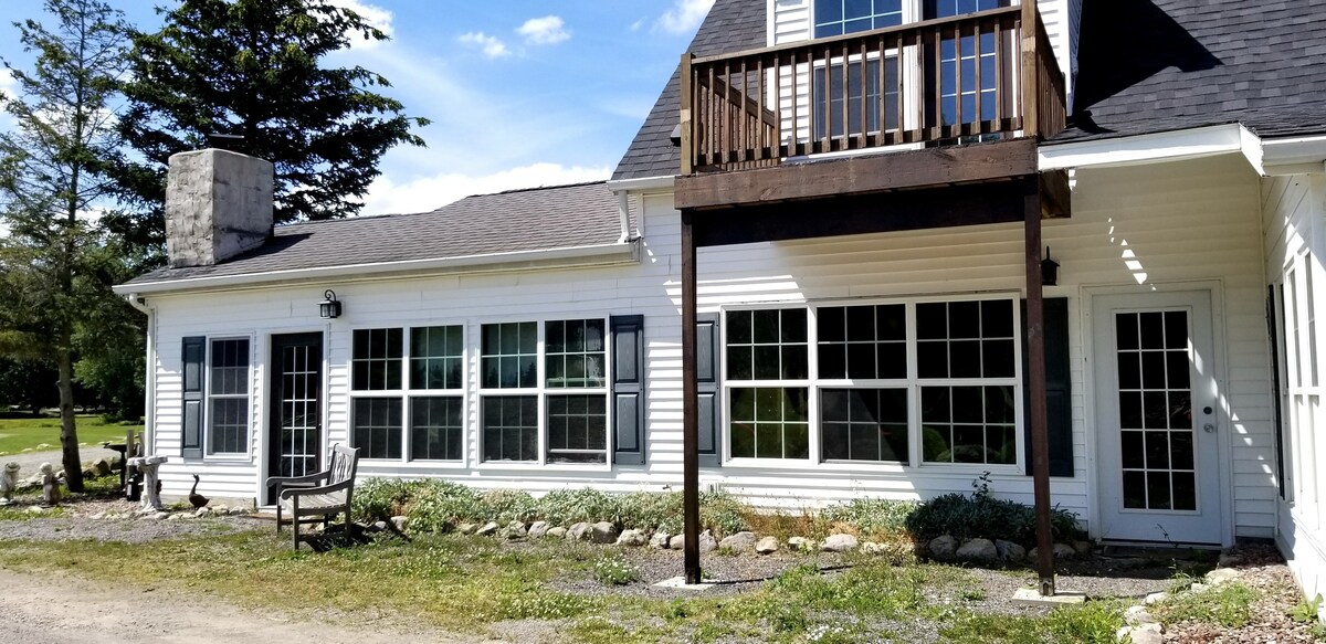 Meadowbrook BnB - The Pinecone Room