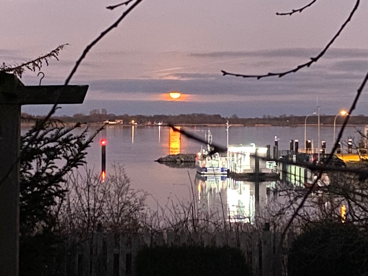 位于波罗的海景观的房子，可欣赏景观和花园