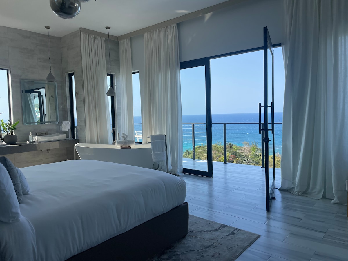 Oceanview Luxe Penthouse Suite + Pool & Butler