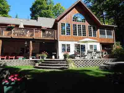 A spacious lake front getaway - The Rockhound