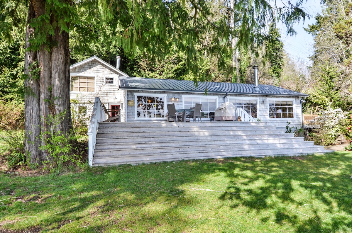 Hood Canal Beach Cabin ，配备热水浴缸和桑拿房