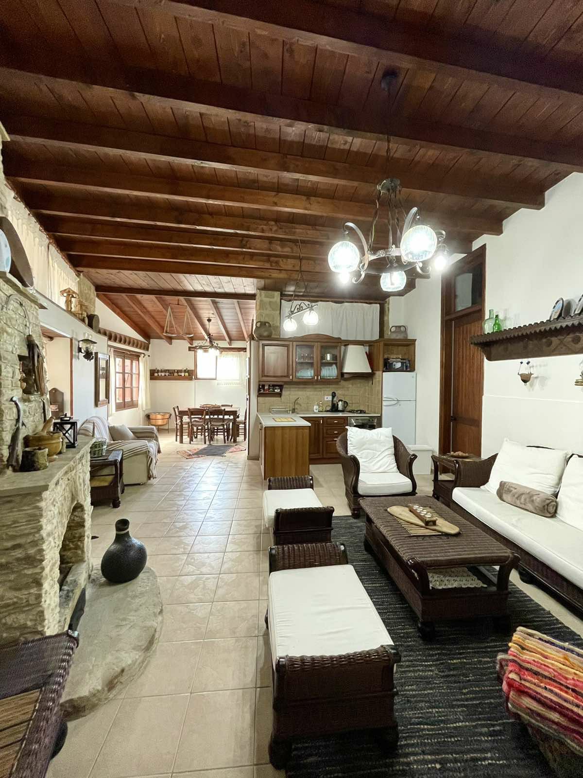 舒适的四卧室民宅，位于Arsos村中心