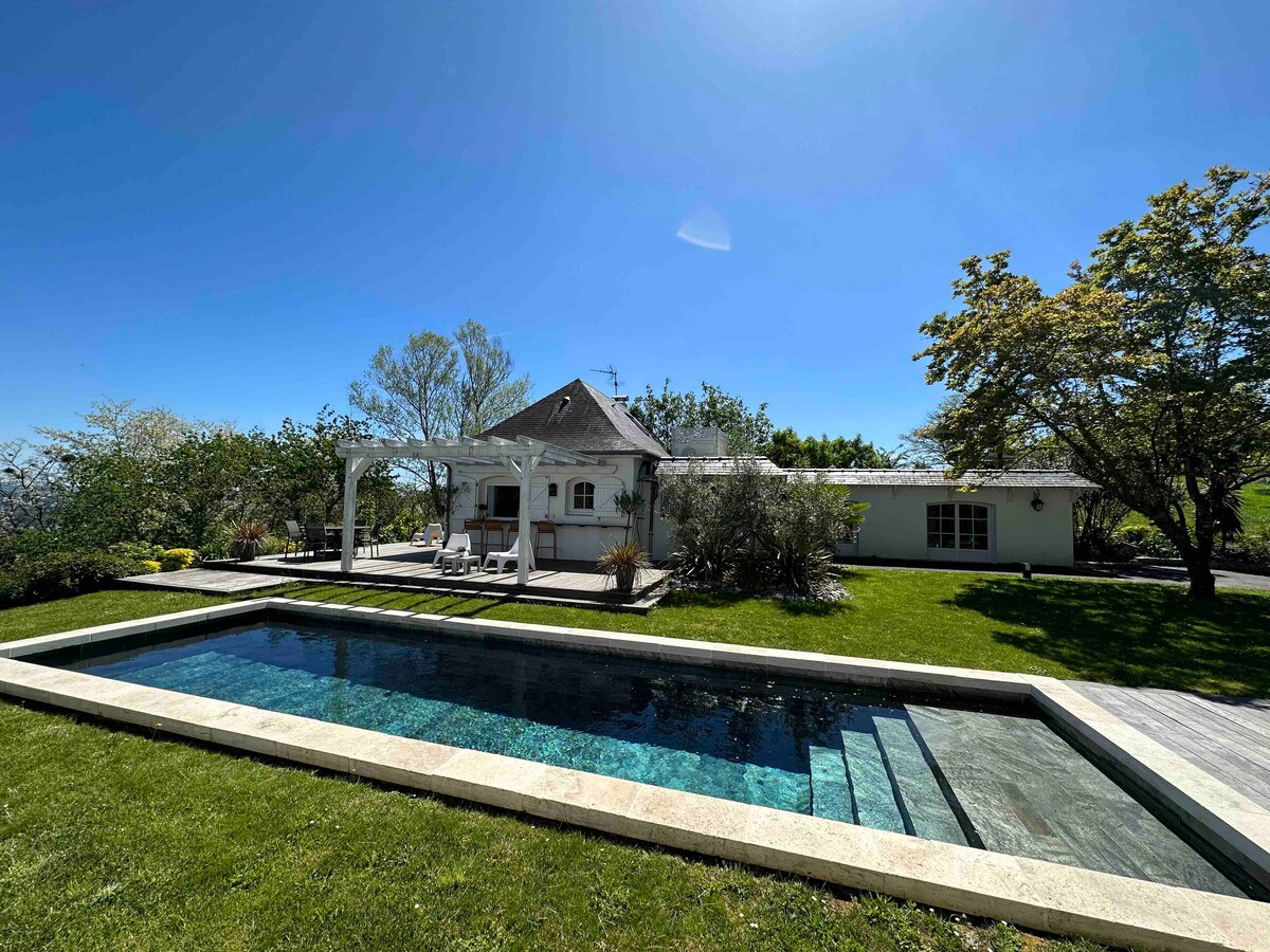 Maison vue panoramique sur Pau piscine