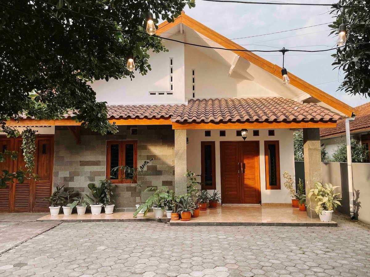 Spacious 6 Bedroom House Near Keraton