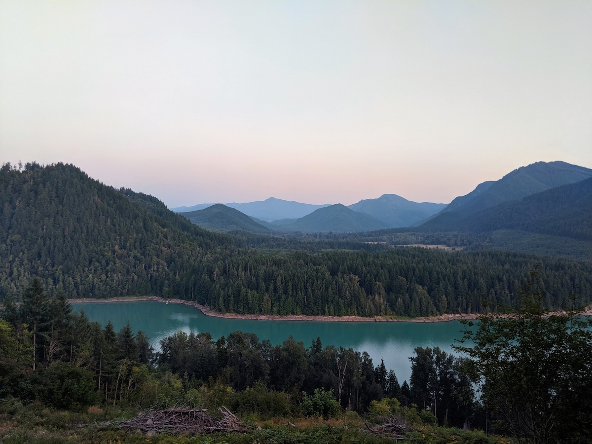 雷尼尔山附近的Alder Lake Lookout