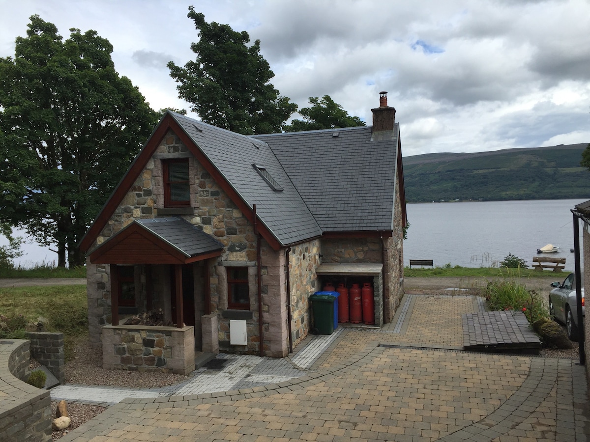 Tigh an Raat Lochside cottage