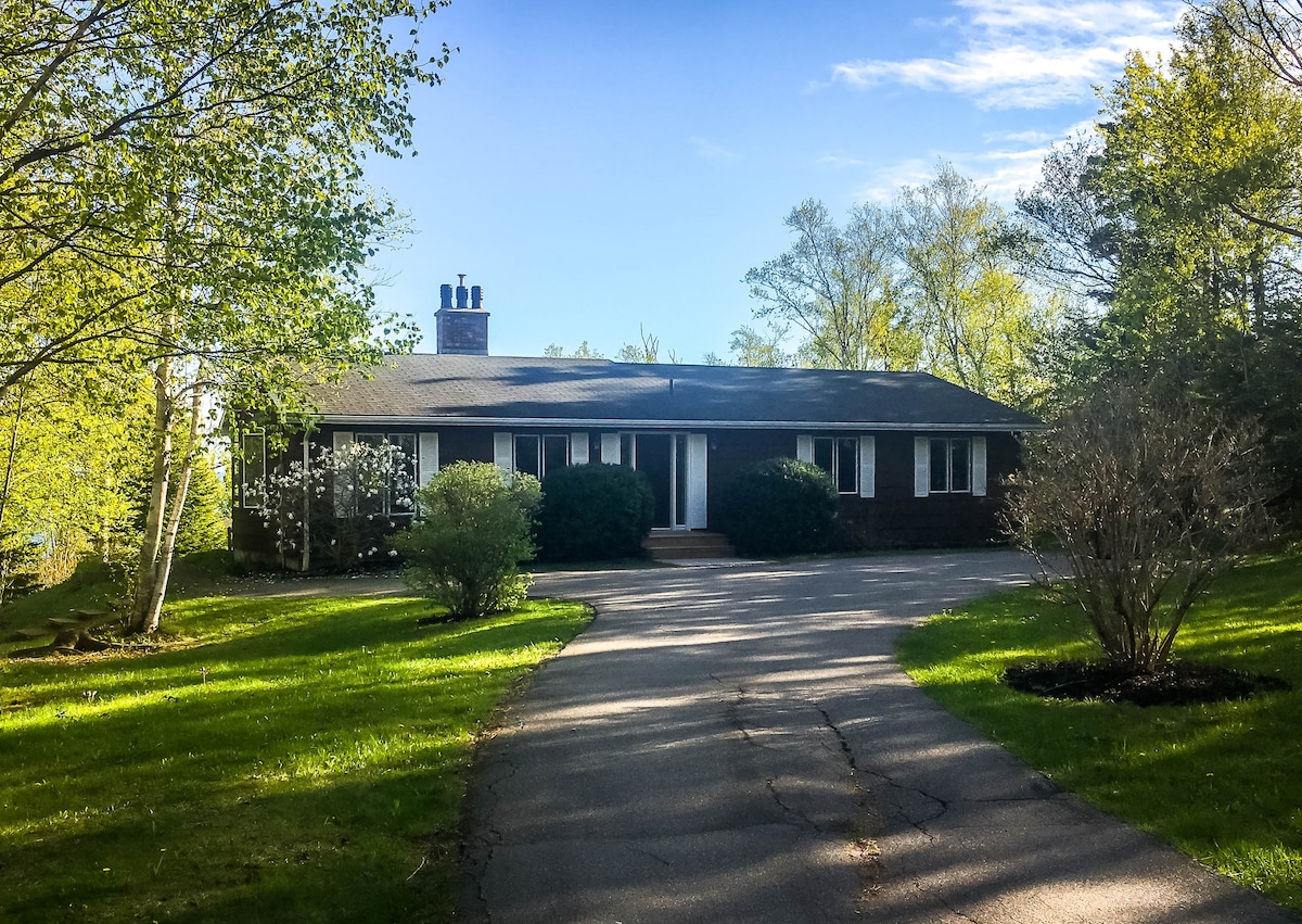 The BelleVue (Stratford Home with a Views)