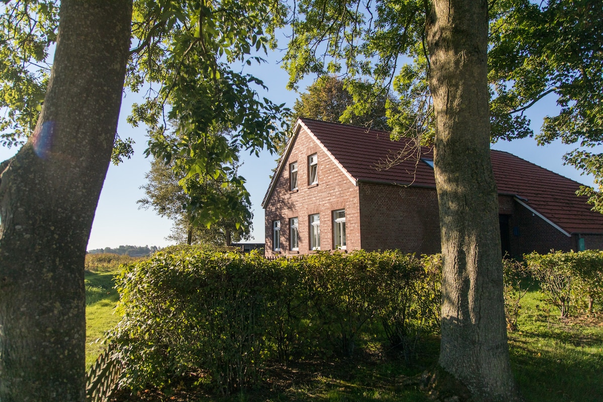 靠近北海的现代房屋「Landzeit Esens」