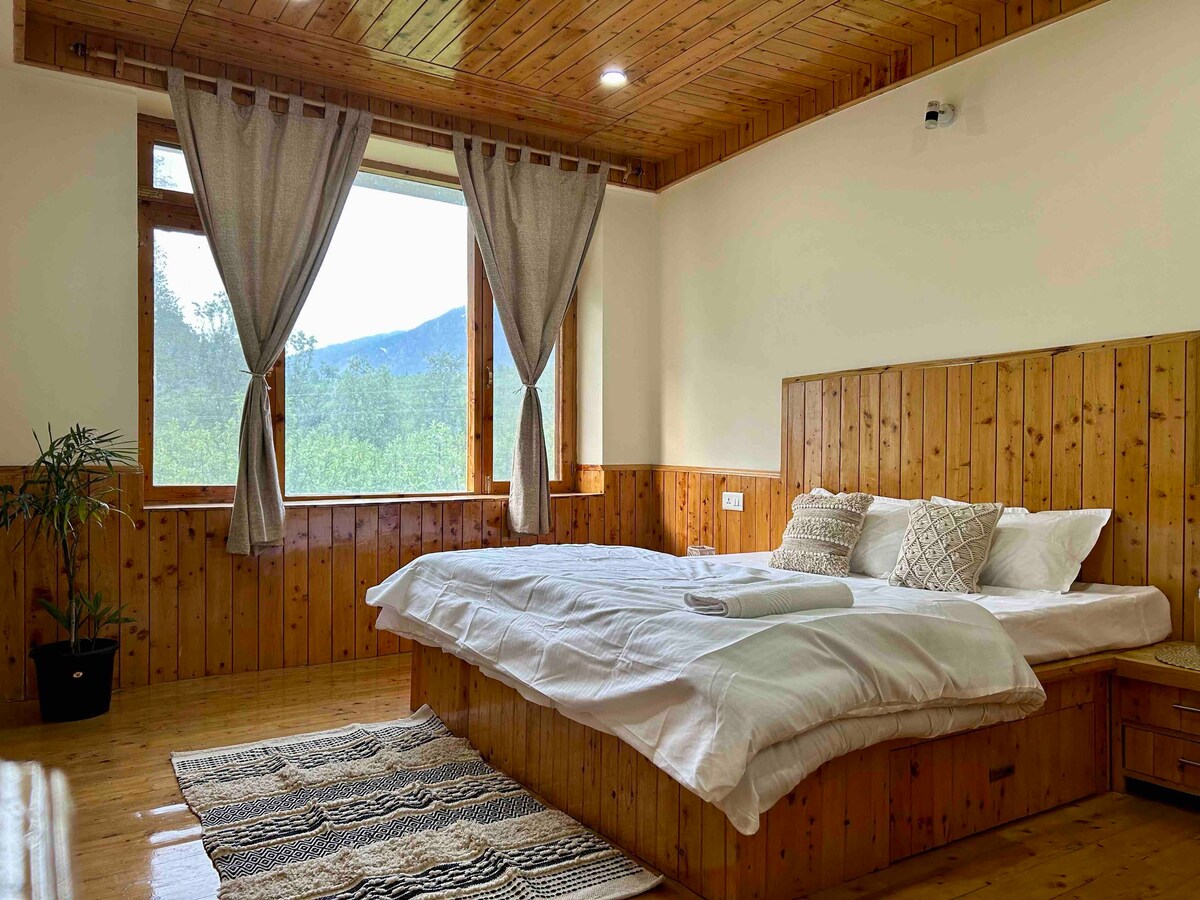 Boutique Room with Mountain View in Manali