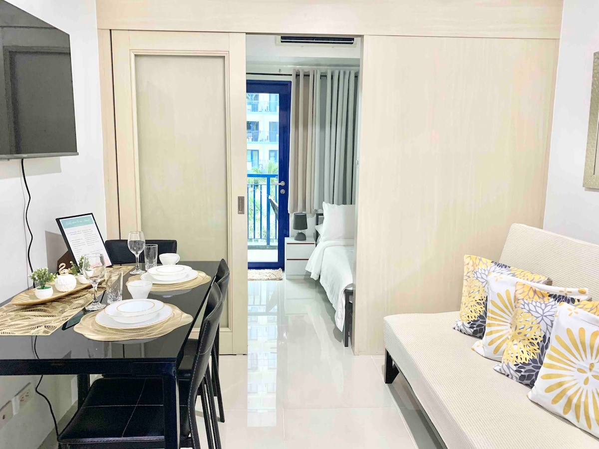 Modern 1BR w/Balcony PoolView in MOA Pasay nr NAIA