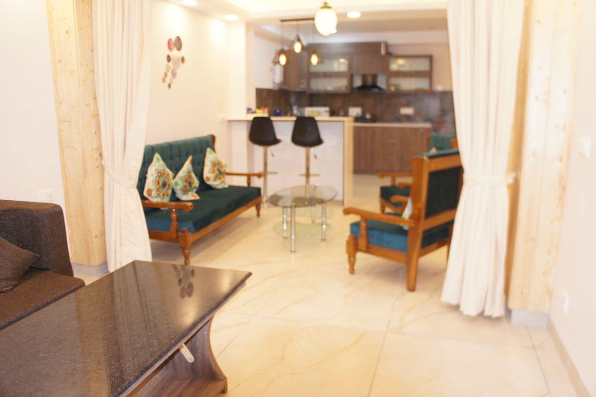 THE CLUB HOUSE Apartment
A Luxurious 2 BHK apartment -
near Mall Road,
drive in and with ample parking