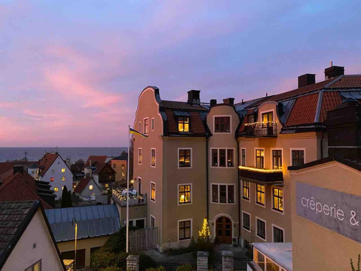 Bo med havsutsikt mitt i Visby innerstad